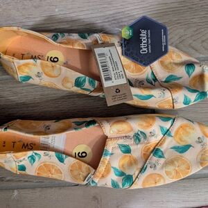 TOMS Women's Citrus Print Flats